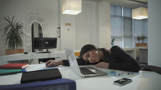 睡在工作上的女人会是一个电话视频