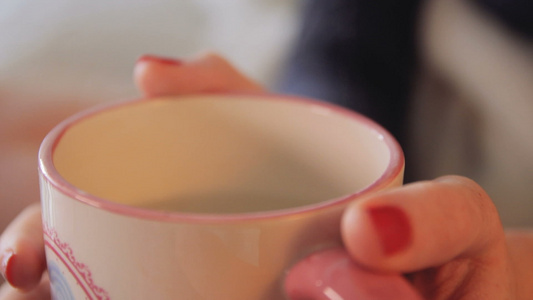 女性握着一杯热茶的手视频
