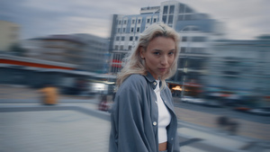 迷人的女模特在黄昏的现代城市路灯下8秒视频