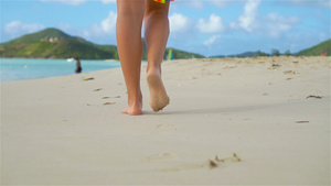 在海滩上赤脚走路慢慢地动起来动作慢一点10秒视频