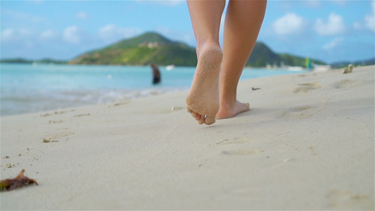 在海滩上赤脚走路慢慢地动起来动作慢一点视频