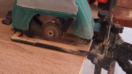 带电动工具的锯木板视频