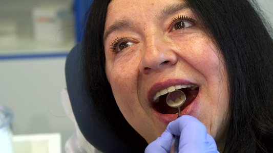 女人张开嘴做牙科检查视频