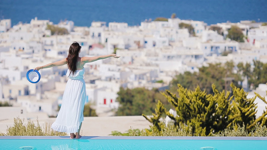 美丽的年轻美女在泳池附近放松美景惊艳地看着Mykonos视频