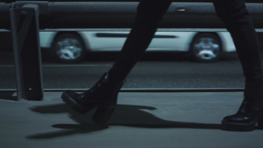 女人的腿在深夜黑暗的道路上与过往的汽车一起走在高速公路上视频