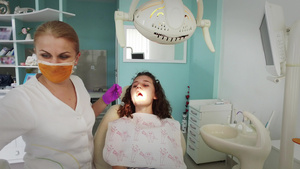 在牙医办公室接受牙科治疗的美容女性病人女孩看牙医时要16秒视频