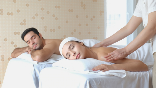 女按摩师或脊医按摩年轻美女和男人躺在床上视频