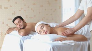 女按摩师或脊医按摩年轻美女和男人躺在床上16秒视频