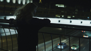 女人享受城市景观汽车在市中心的夜间街道上经过11秒视频