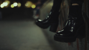 女人的鞋腿在城市背景下的深夜城市移动11秒视频