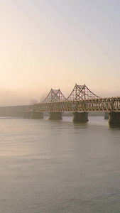航拍鸭绿江大桥与断桥旅游景点视频