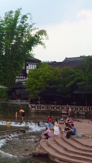 夏天河边玩水的人群航拍24秒视频