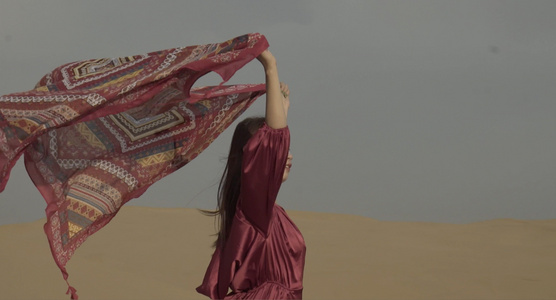 响沙湾美女飘动纱巾（未调色素材10）视频