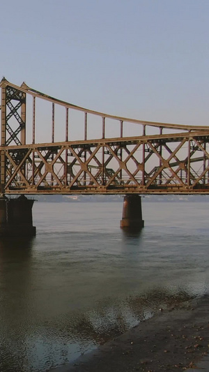 航拍鸭绿江大桥与断桥旅游景点56秒视频
