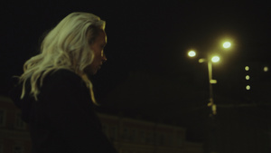 女人坐在夜城欣赏市区路灯的景色11秒视频