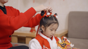 4K春节母亲扎红头绳女儿玩具18秒视频