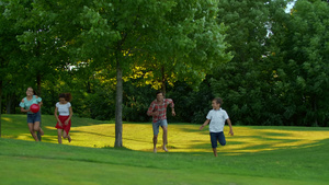 父母和孩子在户外玩球24秒视频