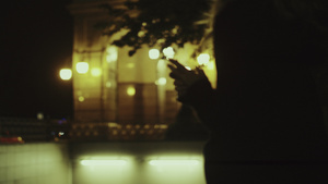女人坐在夜城欣赏市区路灯的景色7秒视频