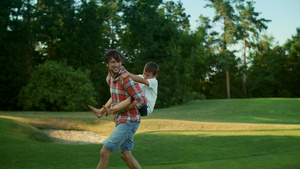 父亲和儿子一起在公园玩耍22秒视频