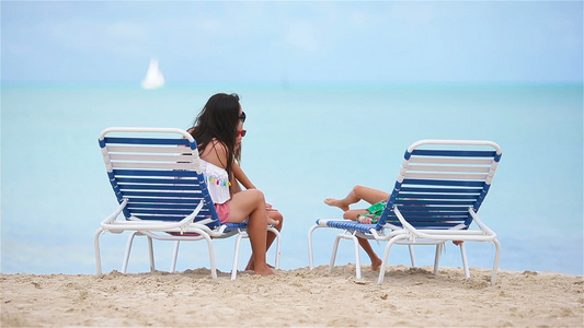 有两个孩子的母亲享受沙滩度假视频