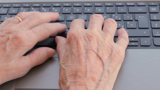 一名年长的女士在计算机工作视频