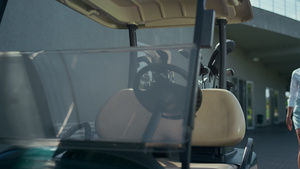 在阳光明媚的日子里女人坐在高尔夫球车上30秒视频