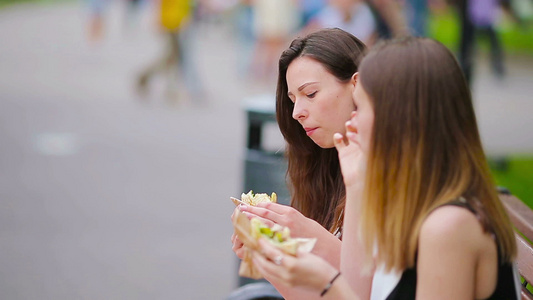 Caucasiansian女性在街头户外吃汉堡汉堡视频