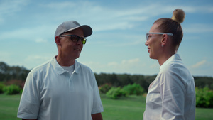 两名高尔夫球手在球道上讨论打高尔夫球13秒视频