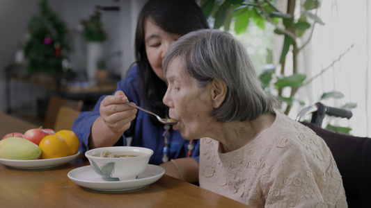 用汤喂年老母亲的儿女视频