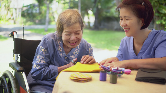 老年老年妇女在为阿尔兹海默人或痴呆症提供针头手工艺视频