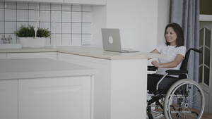 轮椅残疾妇女在网上庆祝成功成功也值得庆贺14秒视频