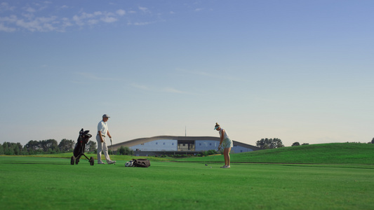 两名高尔夫球手在球场训练视频
