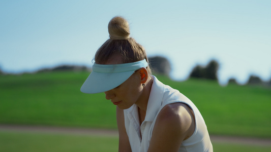 商务女性在球场上打高尔夫球视频
