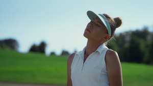 职业高尔夫女子在绿色球道上打球12秒视频