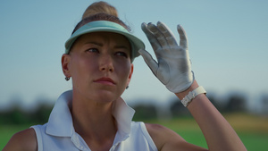 职业高尔夫女子在绿色球道上打球16秒视频