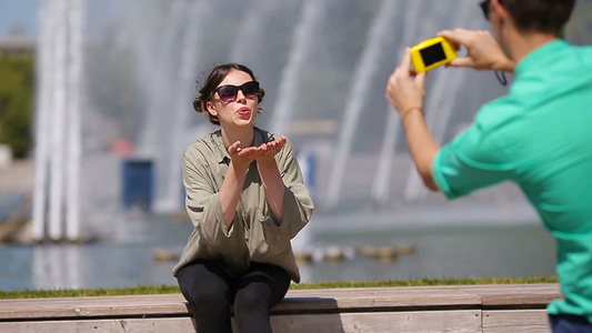 来欧洲度假的年轻旅游夫妇欢笑快乐在公园背景下大喷泉视频