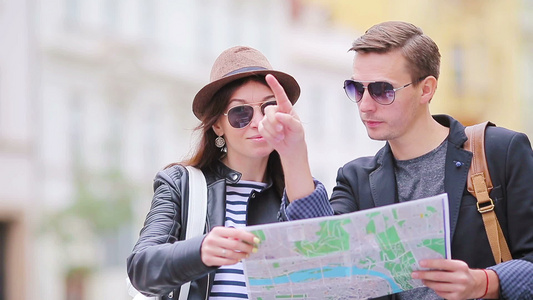 快乐的旅游情侣在节假日旅行在欧洲欢笑愉快caucasian视频