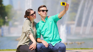 来欧洲度假的年轻旅游夫妇欢笑快乐在公园背景下大喷泉23秒视频