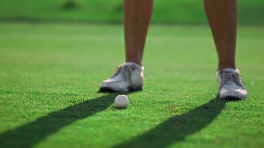 运动员的腿在绿色游戏场上打高尔夫球视频