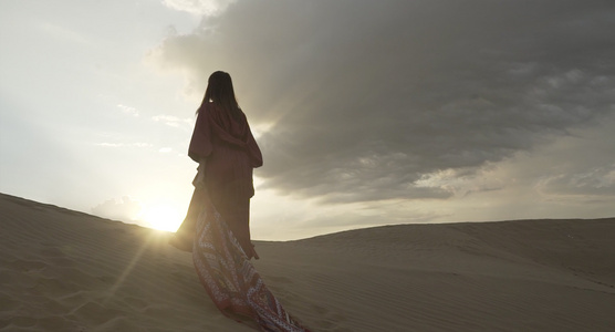 响沙湾沙漠逆光美女看日出（未调色素材15）视频