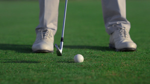 运动员的腿在绿色游戏场上打高尔夫球12秒视频