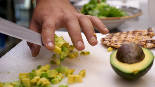 在厨房里煮饭把鳄梨切成碎片视频