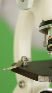 实拍显微镜载玻片血液实验实验室视频