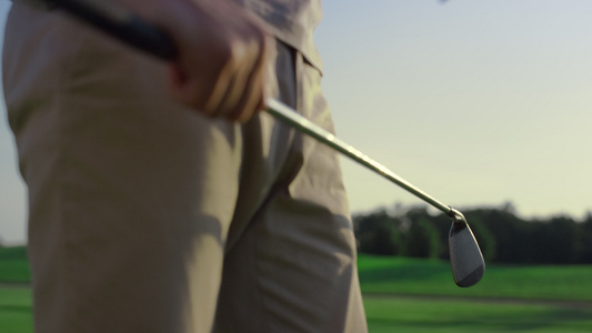 高尔夫球手在日落场上摆动俱乐部推杆视频