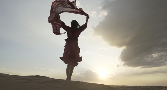响沙湾沙漠逆光美女舞动纱巾（未调色素材16）视频