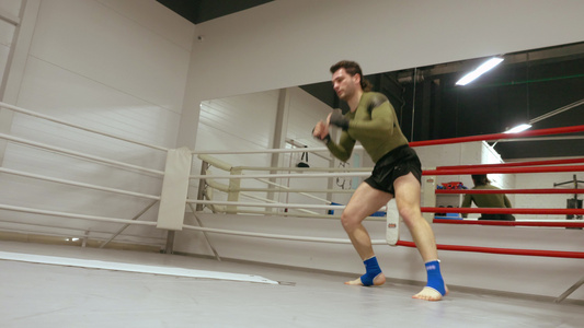 拳击手在搏击俱乐部的拳击台上训练翻筋斗拳击手在拳击视频