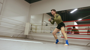 拳击手在搏击俱乐部的拳击台上训练翻筋斗拳击手在拳击10秒视频