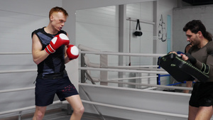 两个年轻的职业拳手在拳击俱乐部训练13秒视频