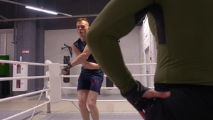 拳击手跳过圈边的跳绳和私人教练一起训练16秒视频