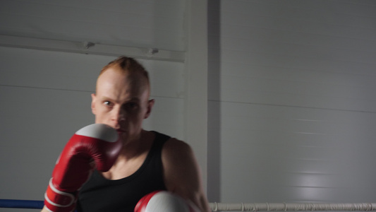 拳击手套制作的战斗机男子撞击前置摄像头拳击手拳击与视频